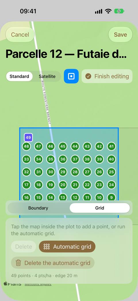 Grid mode: the numbered measurement points inside the parcel — circles for automatic points, a square for a point added by hand — and the panel with Automatic grid, Delete the automatic grid and the summary of the settings.